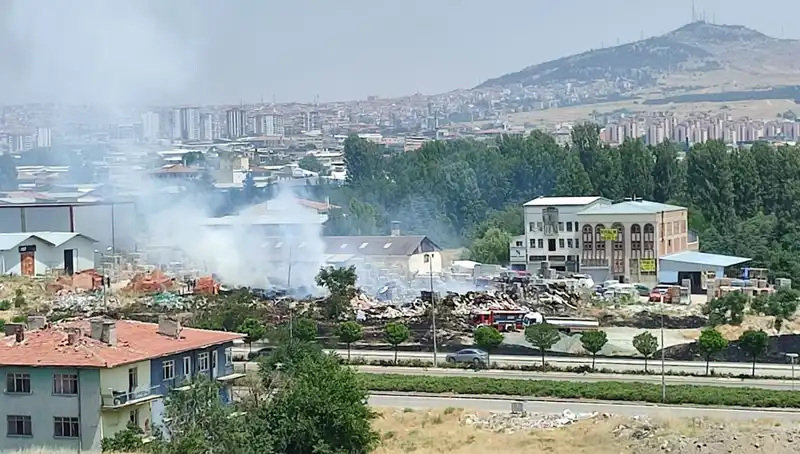Otluk Alanda Çıkan Yangın Depoyu Küle Çevirdi, Ekipler Seferber Oldu