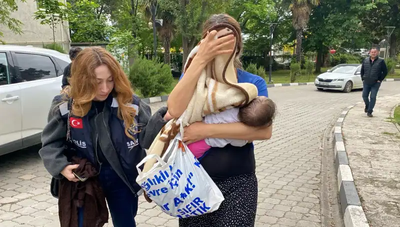 Evden Hırsızlık Yapan Kadın, Güvenlik Kameraları Sayesinnde Yakalandı