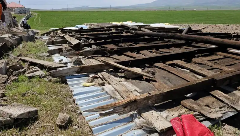 Bitlis'te Günlerce Beklenen Fırtına, Şehri Sarsan Hasara Yol Açtı
