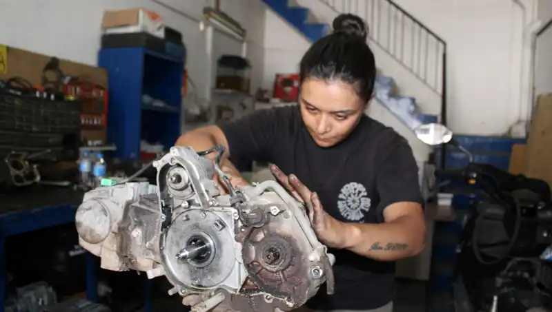 Eşi Çırak Bulmakta Zorlandı, 33 Yaşındaki Hayriye Motor Ustası Oldu!