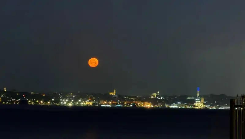 İstanbul’da Çilek Dolunayı: Eşsiz Güzellikte Manzaralar Şehri Sardı