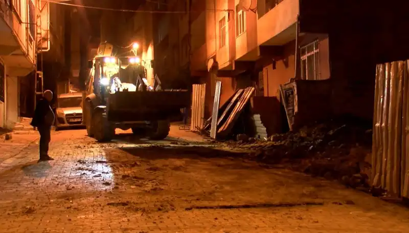 Bağcılar'da Yana Eğilen Bina, Güvenlik Nedeniyle Boşaltıldı!
