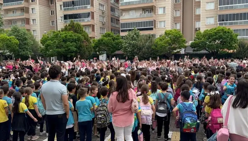 Öğrencilerden Annelere Duygu Dolu Sürpriz İle Dolu Bir Gün