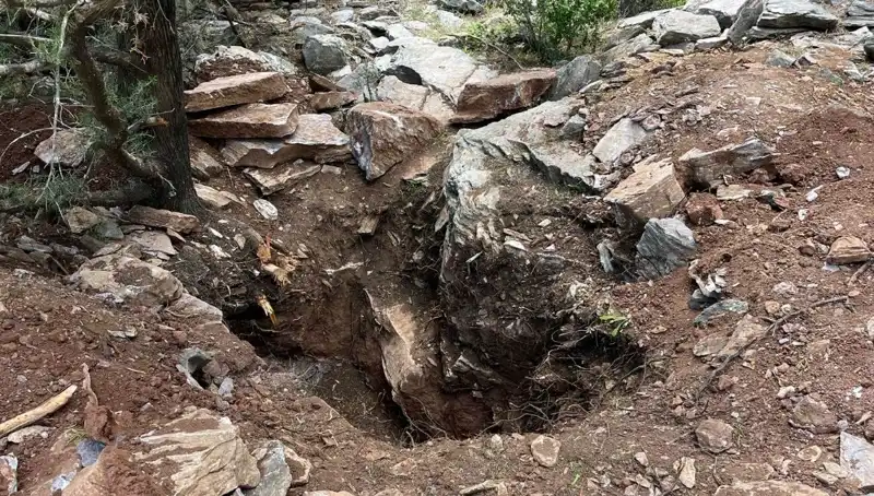 Eski Vali ve Emekli Albay Define Ararken Yakalandı: Olayın Ardındaki Ayrıntılar