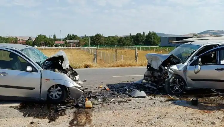 Balıkesir'de Kafa Kafaya Çarpışma: Acı Son ve Soru İşaretleri