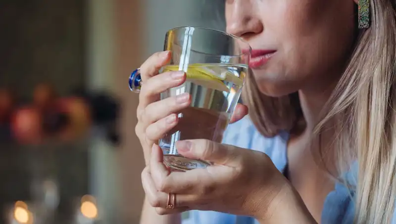 Sabahları Aç Karnına 1 Litre Su İçmenin Faydaları ve Etkileri