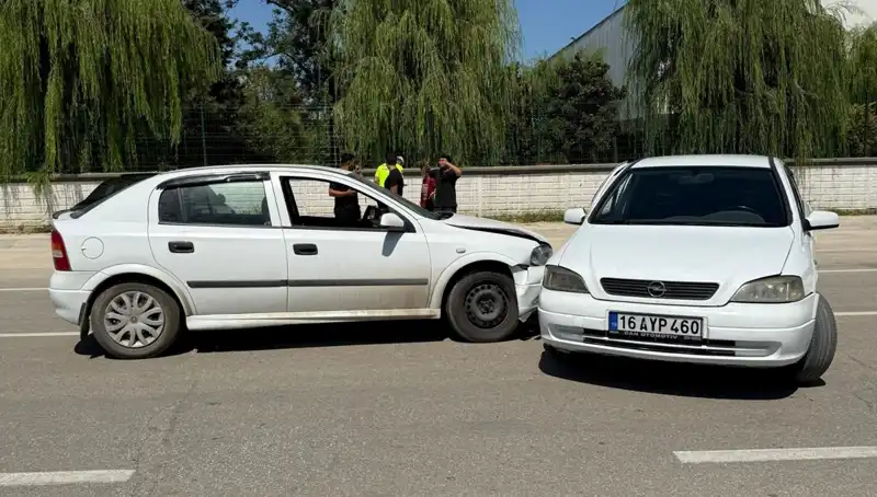 İki Otomobil Çarpıştı: Kaza Sonucu İki Yaralı Hastaneye Kaldırıldı