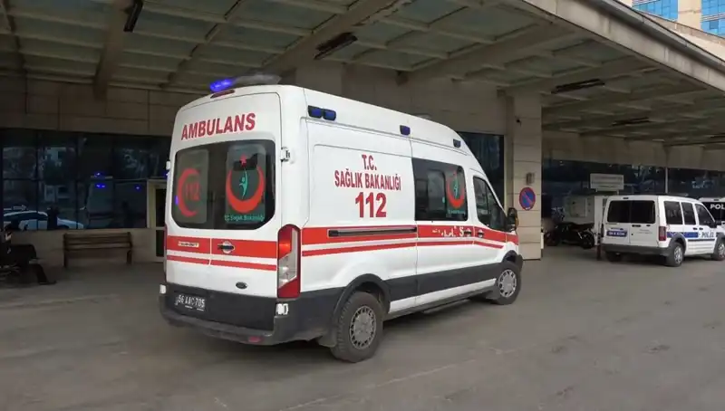Kadın, Birlikte Yaşadığı Adamı Bıçaklayarak Olay Yerlisi Oldu