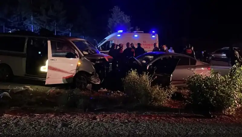 Ters Yön Faciası: Kafa Kafaya Çarpışan Araçlarda Ölü ve Yaralılar Var