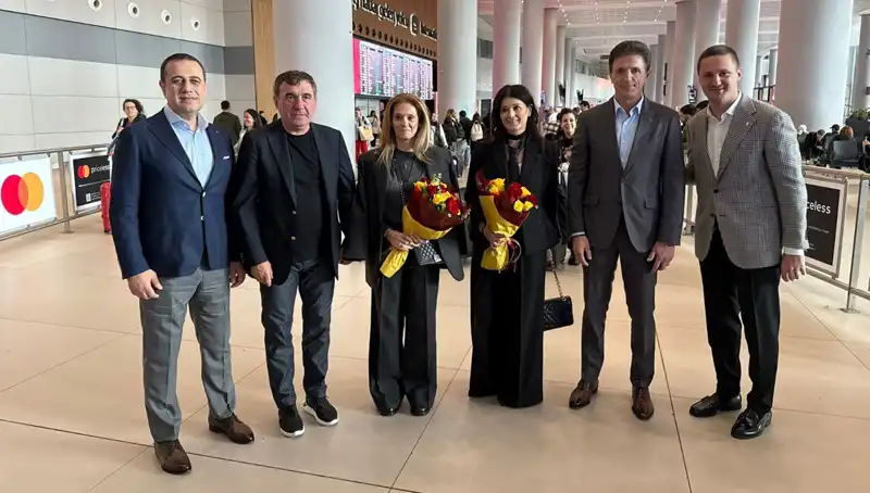 Hagi ve Popescu, İstanbul’da Futbol Severlerle Buluştu!