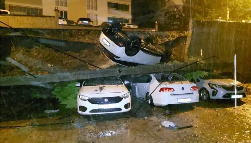 İhmal Sonucu Duvar Çöktü: 4 Araç Kullanılamaz Hale Geldi!