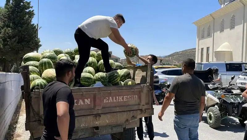 Yerel İşletme, Tonlarca Karpuzu Ücretsiz Olarak Dağıttı: Toplumun Takdirini Kazandı