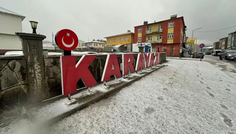 Temmuzda Yaşanan Kar Fırtınası Sürücüleri Şaşırttı: Beyaz Yol Manzarası!