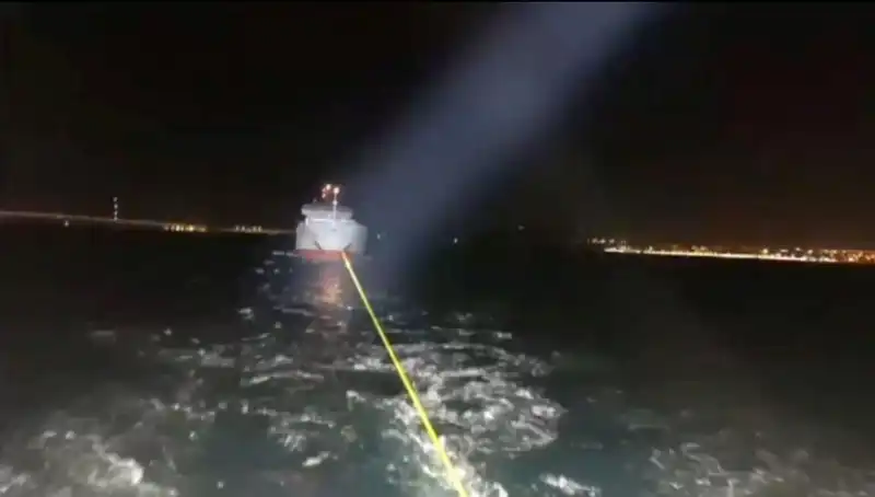 Çanakkale Boğazı'nda Gemi Arızası: Trafik Felç Oldu, Kurtarma Çalışmaları Başladı