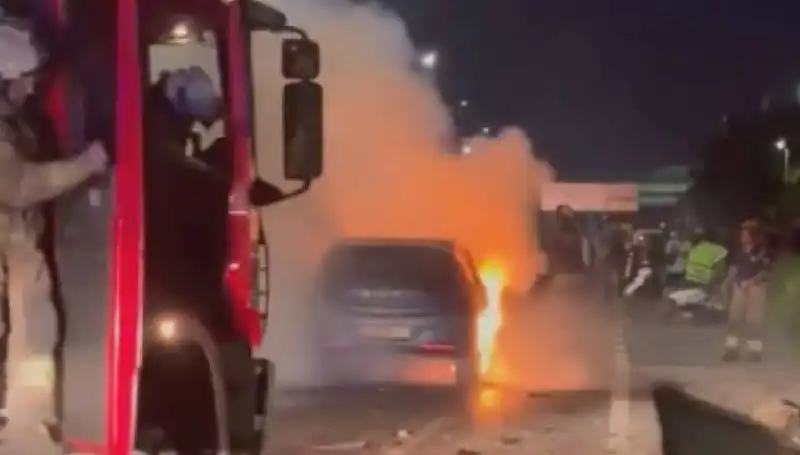 Otoyolda Bariyerlere Çarpan Araç Alev Alev Yandı: Kaza Anı Görüntüleri Ortaya Çıktı