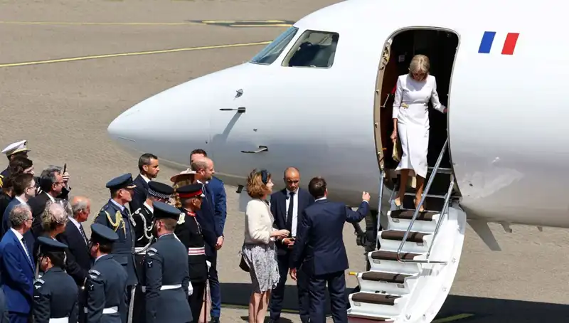 Eşi Brigitte Macron'un Elini Havada Bırakan Olayın Ardındaki Gizem