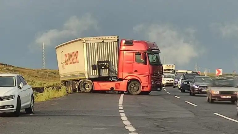 TIR Kaydı ve Yol Kapatma: Uzun Araç Kuyrukları Yolculukları Zorlaştırdı