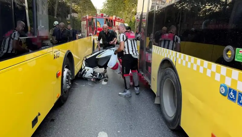 Motosiklet İETT Otobüslerinin Arasında Kaldı: O Anlar Sosyal Medyayı Salladı