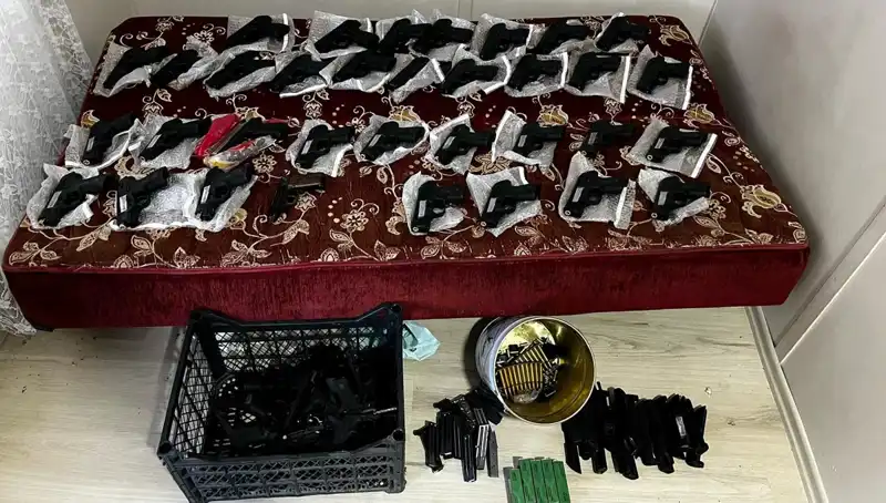 Gaziantep'te El Bombası ve 45 Silah Ele Geçirildi: Çarpıcı Detaylar