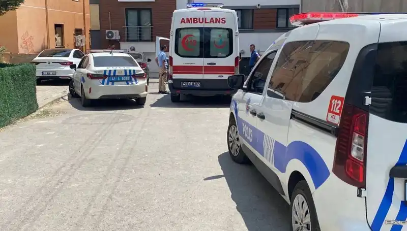 Bıçaklı Kavgada İki Kardeş ve Bir Polis Vahşice Yaralandı