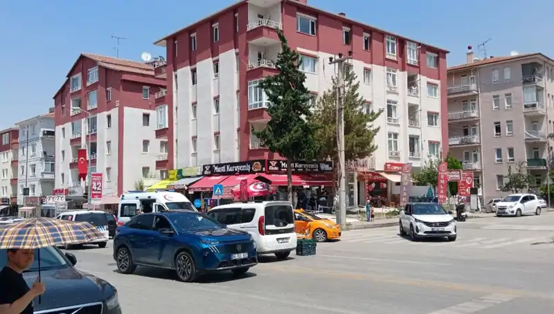 Otomobil ve Taksi Çarpışması: Kaza Arenası Sokakları Sarsıyor