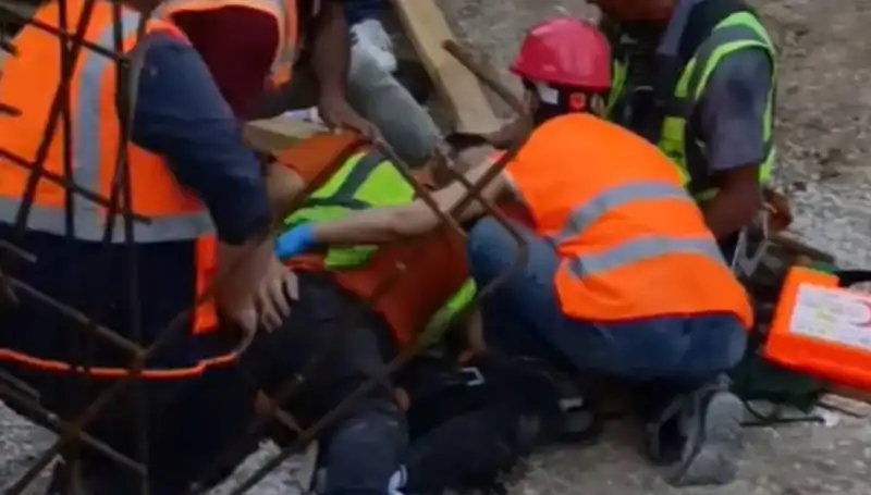 Adana'da İnşaat Kazası: İki İşçi Yaralandı, Durumları Ciddi!