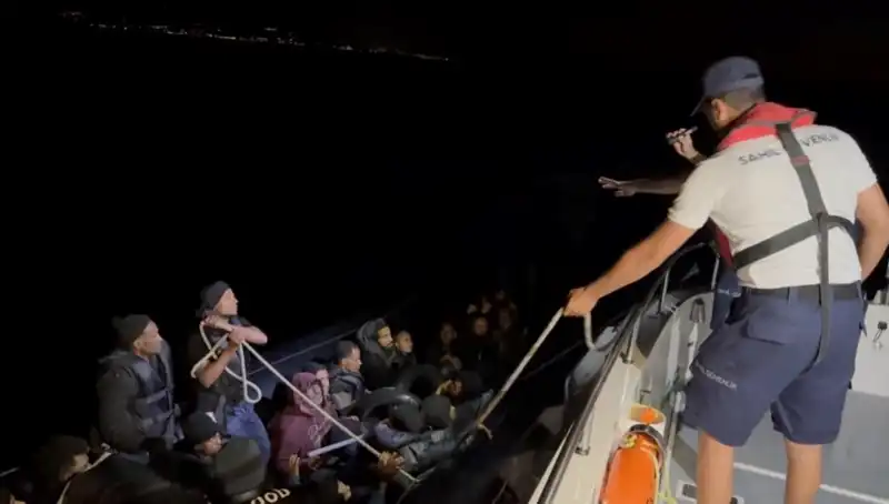 Çeşme Açıklarında Kaçak Göçmen Faciası: 42 Kişi Denizde Kurtarıldı