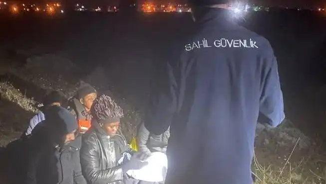 İzmir’de Düzensiz Göçmen Operasyonu: 7 Kişi Yakalandı, Detaylar Ortaya Çıktı!