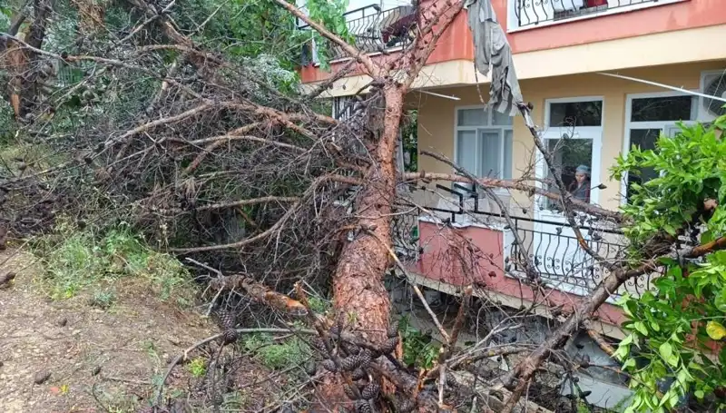 Yağmura Dayanamayan Bina, Dursun Kaldığı Yerde Yıkıldı!