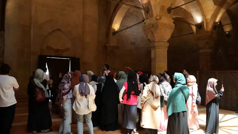 Dünyada Eşi Benzeri Olmayan Bir Dil: Kırık Kalemler ve Kısır İletişim