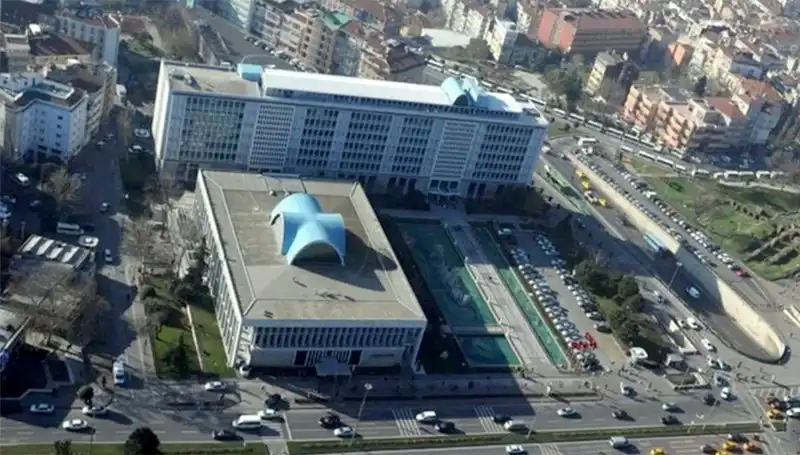 İBB'ye Yolsuzluk Soruşturmasında Şüpheliler Adliyeye Sevk Edildi