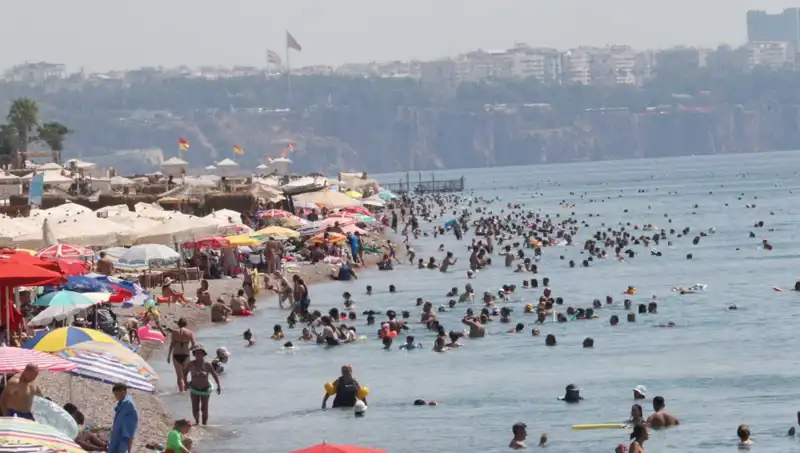 Antalya’nın Sıcak Denizinde Yaz Keyfi: Bodrum Rekoru Kırılıyor!