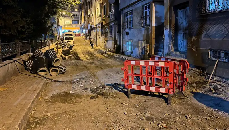 Bayrampaşa'da Altyapı Çalışmaları Sırasında Rögar Kapağı Patladı: Olayın Detayları Ortaya Çıktı