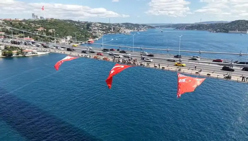 Dev Türk Bayrağı, Geçidi Süsleyen Kırmızı Beyaz Güzellik