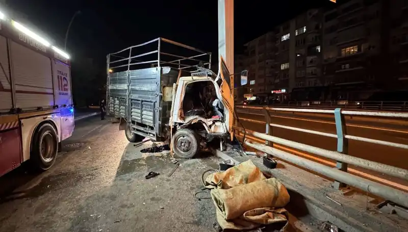 Kamyonet Yön Tabelasına Çarptı: Sürücü Yaralandı, Olayın Ayrıntıları Şok Edici!