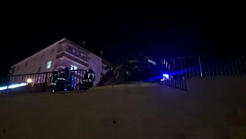 Kontrolden Çıkan Araç Bariyere Çarparak Asılı Kaldı, O Anlar Kamerada!