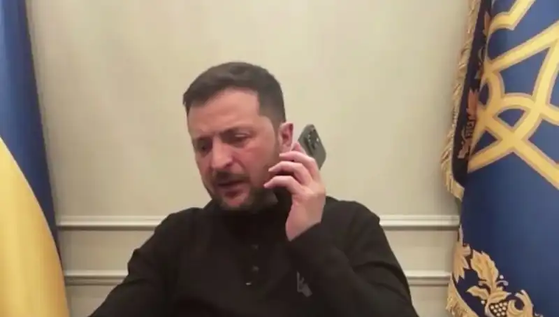 Zelenski'nin Basın Toplantısı Sırasında Macron'dan Beklenmedik Telefon Görüşmesi!