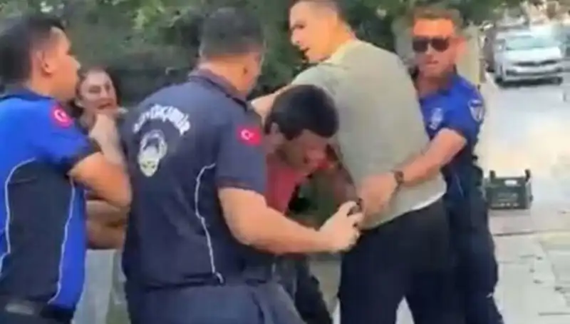 Seyyar Satıcının Sokak Ortasında Zabıta Tarafından Dayak Yemesi Gündemi Sarstı