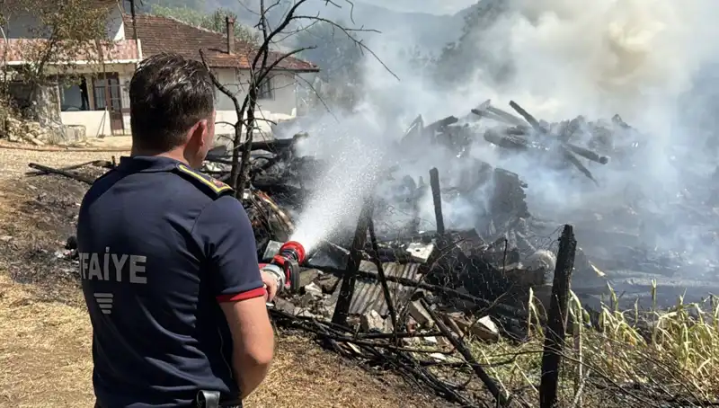 Yangın İhbarı: Evden Ormana Sıçrayan Alevlerle Mücadele Devam Ediyor!