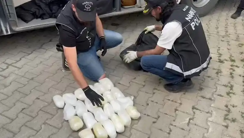Uluslararası Havalimanında Yolcunun Valizinde 13 Kilo Metamfetamin Ele Geçirildi
