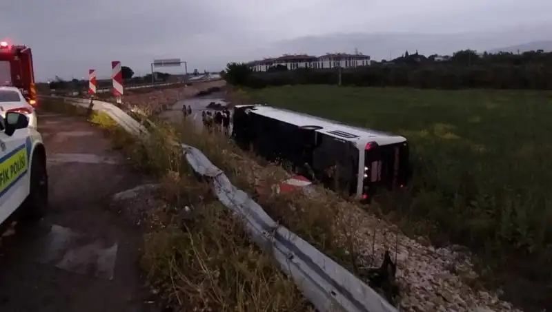 Manisa'da Yolcu Otobüsü Kazası: 10 Yaralı, Faciadan Dönüldü