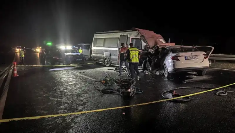 Ters Yönde İlerleyen Minibüs Kaza Yaptı: 1 Ölü, 1 Yaralı