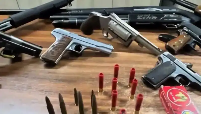 İzmir'de Eş Zamanlı Operasyon: Yasa Dışı Silah Ticaretiyle Bağlantılı 1 Tutuklama