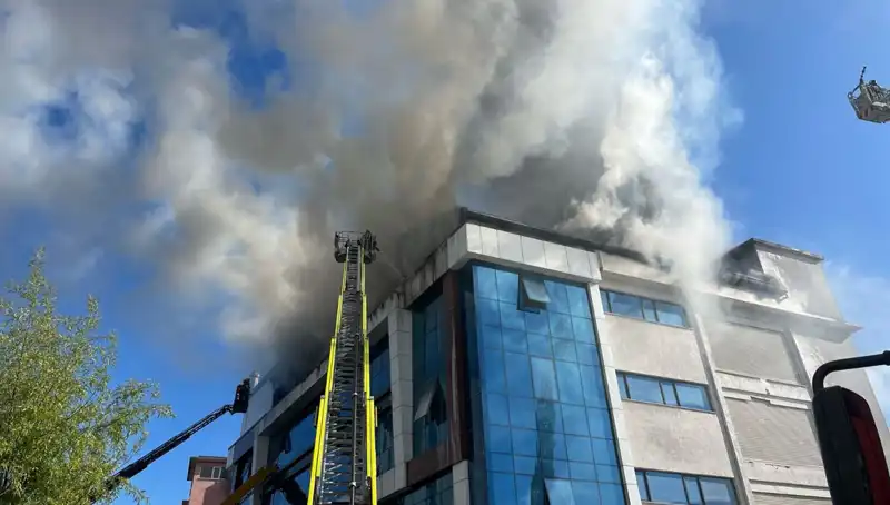 Esenyurt'ta Tekstil Atölyesinde Yangın: Alevlere İlk Müdahale