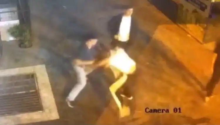 İstanbul Sokaklarında Tekmeli Yumruklu Kavga: Neden oldu, ne yaşandı?