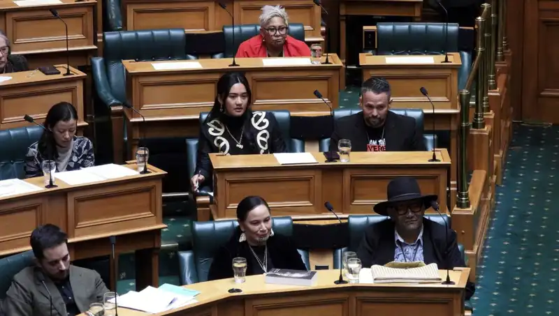 Yeni Zelanda Meclisi'nden Şok Karar: 3 Maori Milletvekili Haka Dansı Ceza Aldı