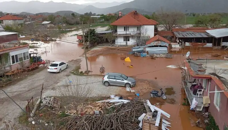 Burdur'da Şiddetli Yağışlar Hayatı Olumsuz Etkiledi: Çok Sayıda Ev ve Ahır Sular Altında Kaldı