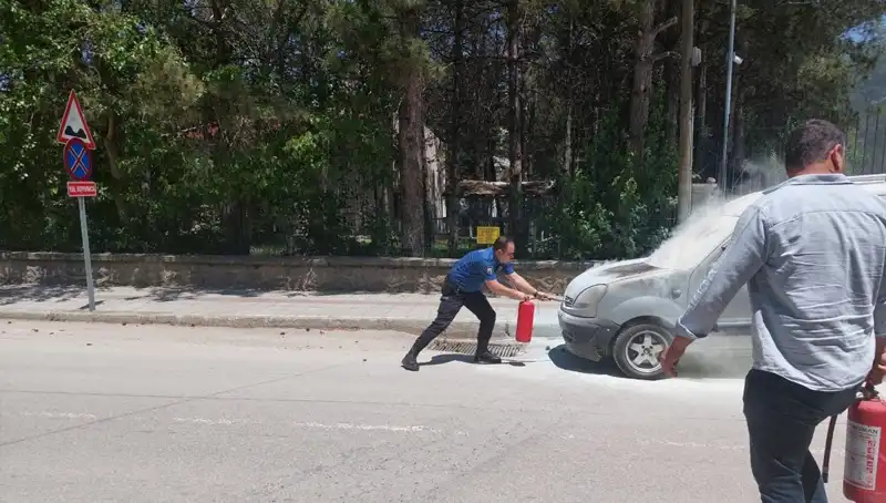 Emniyet Binasının Önünde Alev Alev Yanan Araç: Olayın Ayrıntıları