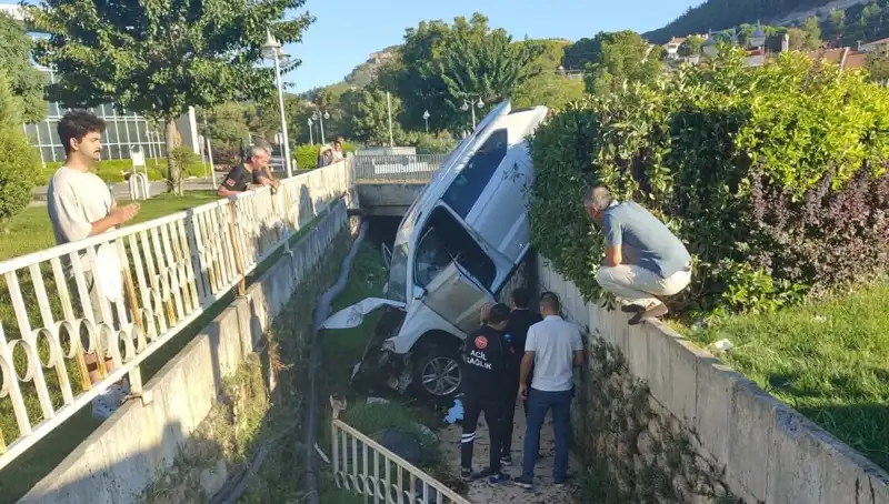 Muğla’da Direksiyon Hatası: Çarpmamak İçin Kırdığı Direksiyonla Kaza Yaptı