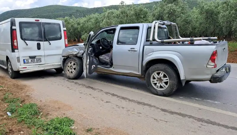 Bursa'da Minibüs ve Kamyonet Çarpıştı: Yaralıların Durumu Ciddi Mi?